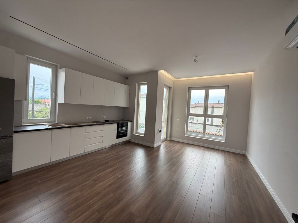 Jepet me qera apartament 2+1  i pa banuar me pare ne Sauk