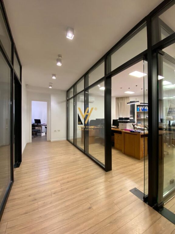 JEPET ZYRE 317 M2 ME QIRA TE RRUGA E BARRIKADAVE 400.000 LEKE