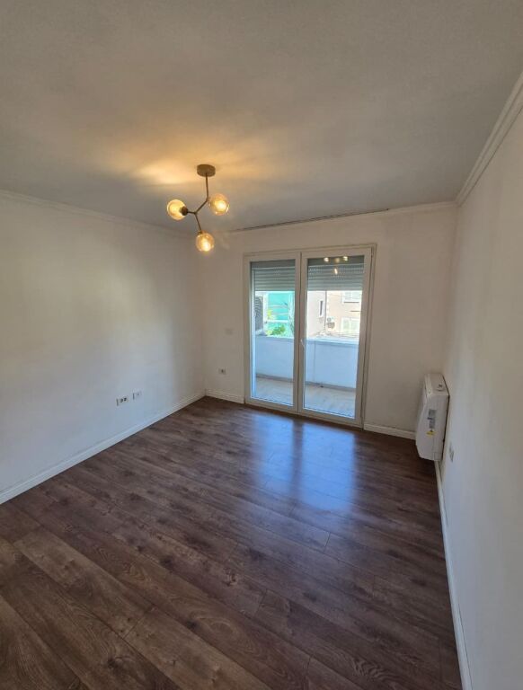 Zyre me qira, Mine Peza