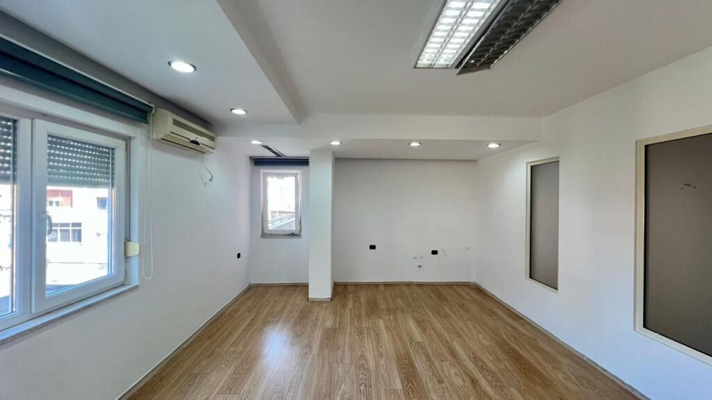Me Qera: Zyre Moderne me 3 Ambiente Pune Sheshi Wilson (Prane Postes 8) - Kt.3 - 700€/Muaj - S.110m²