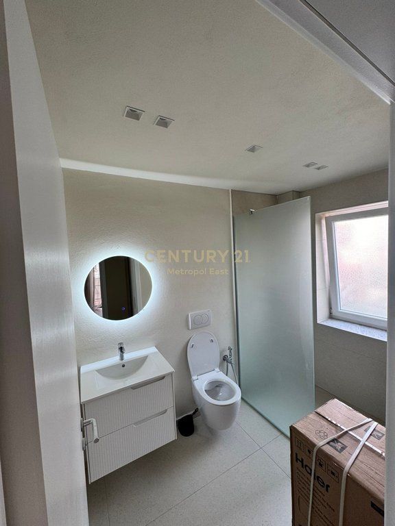 JEPET ME QIRA APARTAMENT 2+1+2+PARKIM ,NE RRUGEN E DURRESIT,PRANE GJIMNAZIT QEMAL STAFA