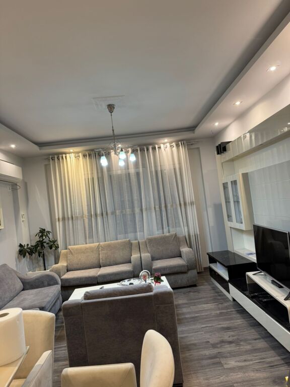 Shitet super apartament  2+2+1 Ballkon prane kopshtit zologjik