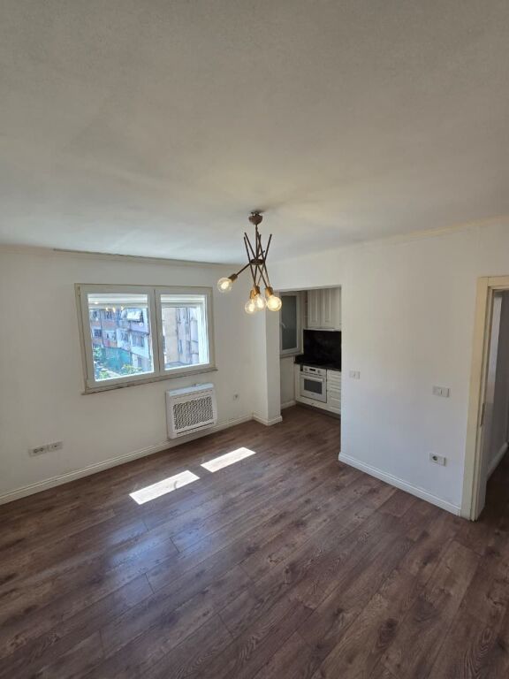 Zyre me qira, Mine Peza