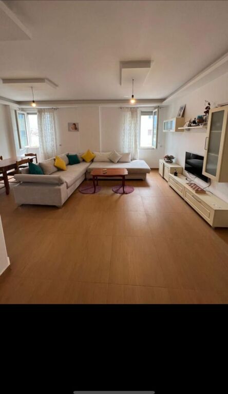 Shitet Apartament 2+1+2