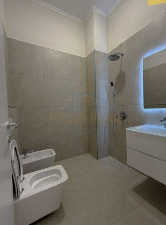 Shitet, Apartament 2+1+2, Fresku, Tiranë.