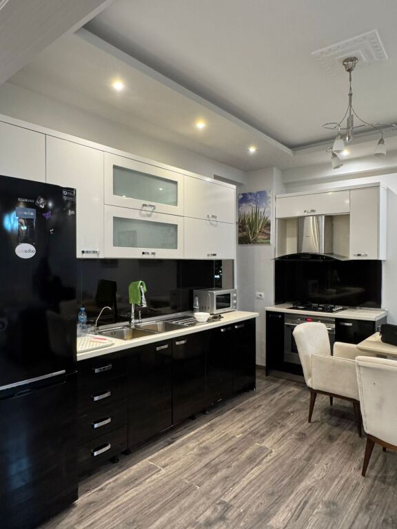 Shitet super apartament  2+2+1 Ballkon prane kopshtit zologjik