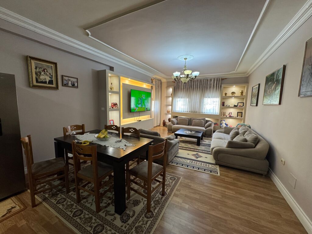 Shitet apartament 3+1+2 , Unaza e re pran Bar bohemit