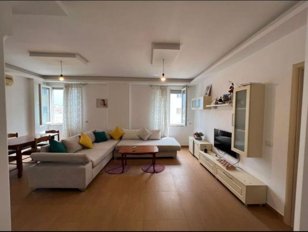 Shitet Apartament 2+1+2