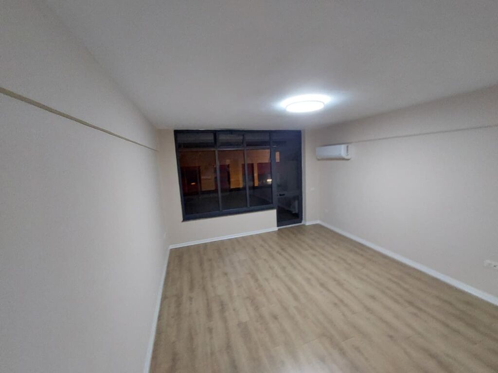 Qera | Ambjent Bisnesi | Qender, Sheshi Skenderbej | 1000 €/muaj