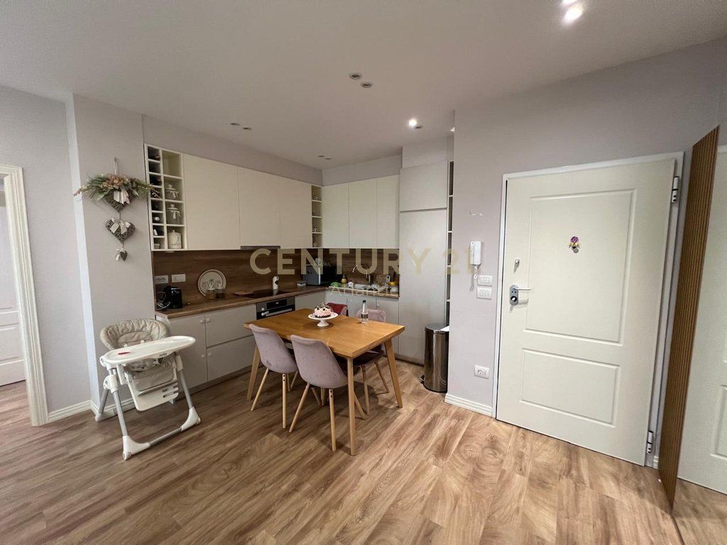 Apartament 2+1 me qira në vijë të parë me detin, Shkëmbi i Kavajës, Durrës.