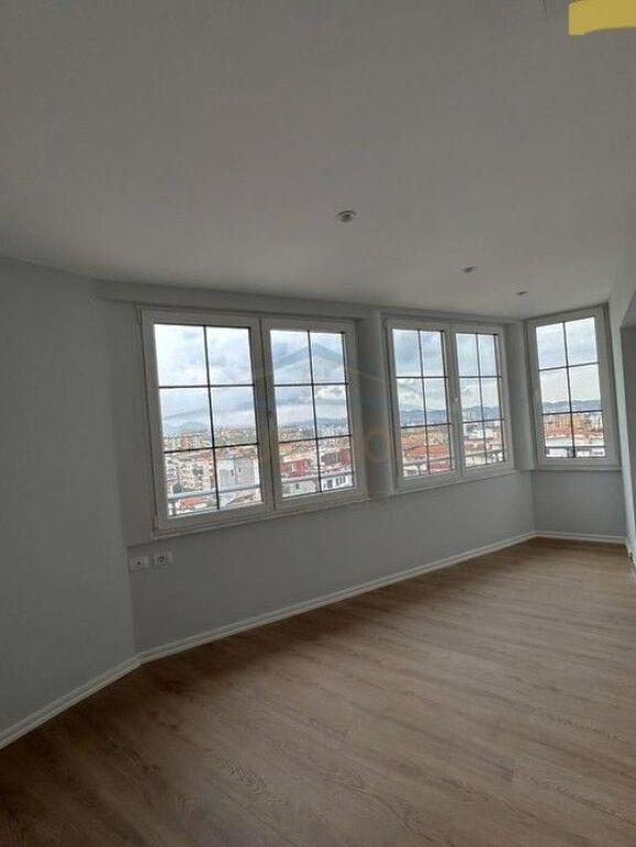 Shitet,Apartament 2+1+2, Rruga "Shefqet Kuka", Fresk