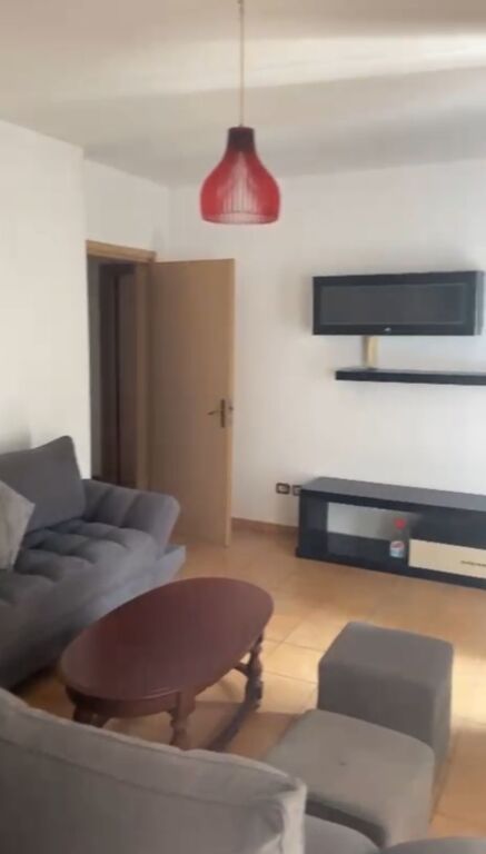 Jepet me qera Apartamenti 2+1 , rruga Shqefqet Masarai ( 21 Dhjetori)  600 mije leke