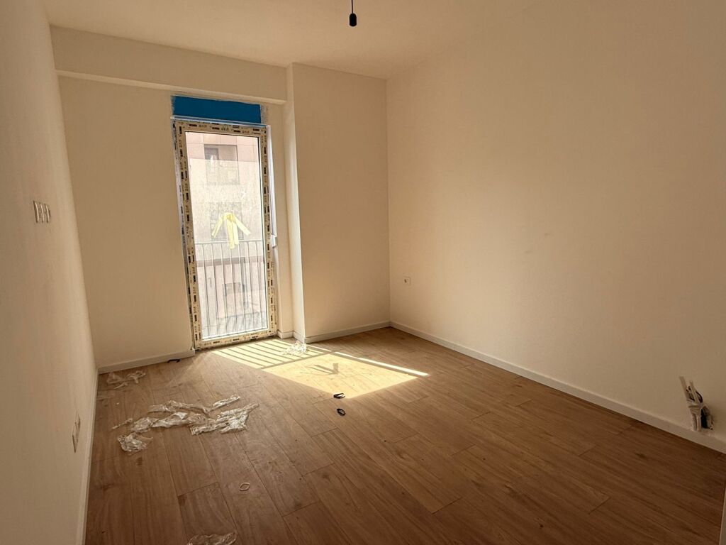 Bulevardi Ri Gener 2 Shitet Apartament 2+1+2