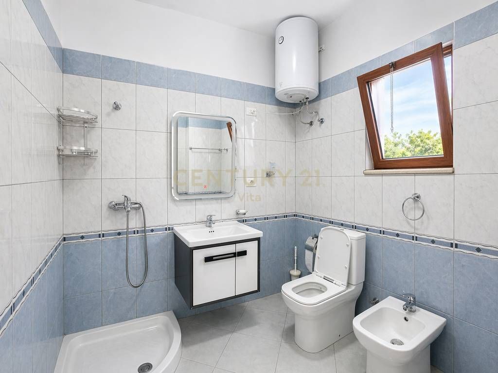 Apartament 2+1 me Ballkon dhe Pamje Qyteti, me Qira pranë Spitalit në Durrës!!
