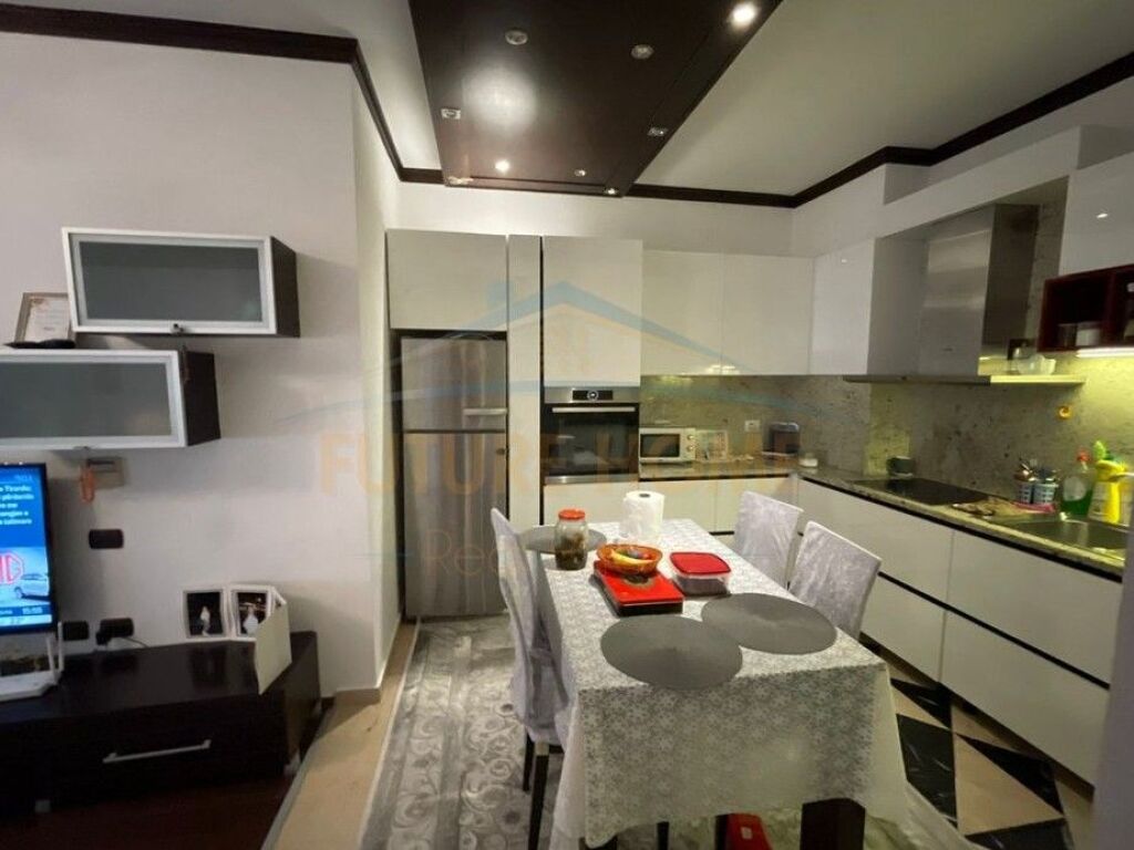Shitet, Apartament 2+1+2, Kodra e Diellit, Tiranë.