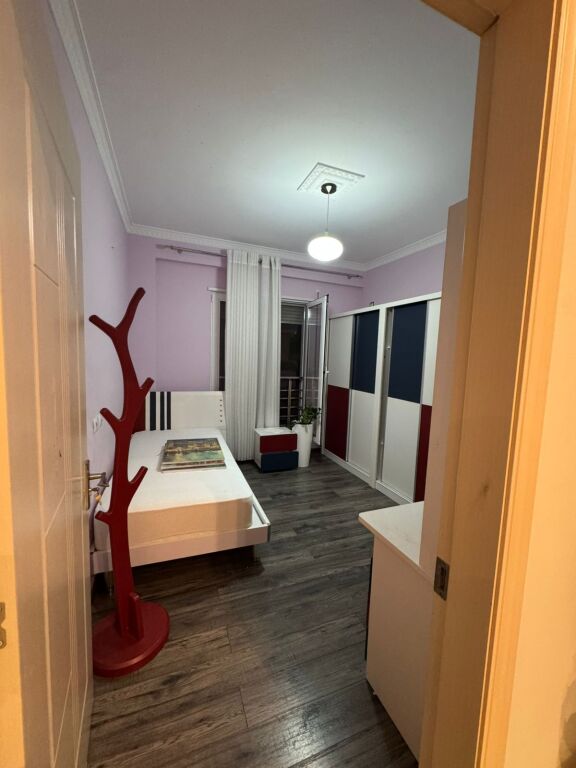 Shitet super apartament  2+2+1 Ballkon prane kopshtit zologjik