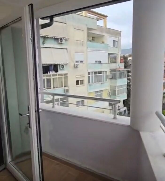 Shitet apartament 1+1 tek Fresku prane Restorant Deliu!