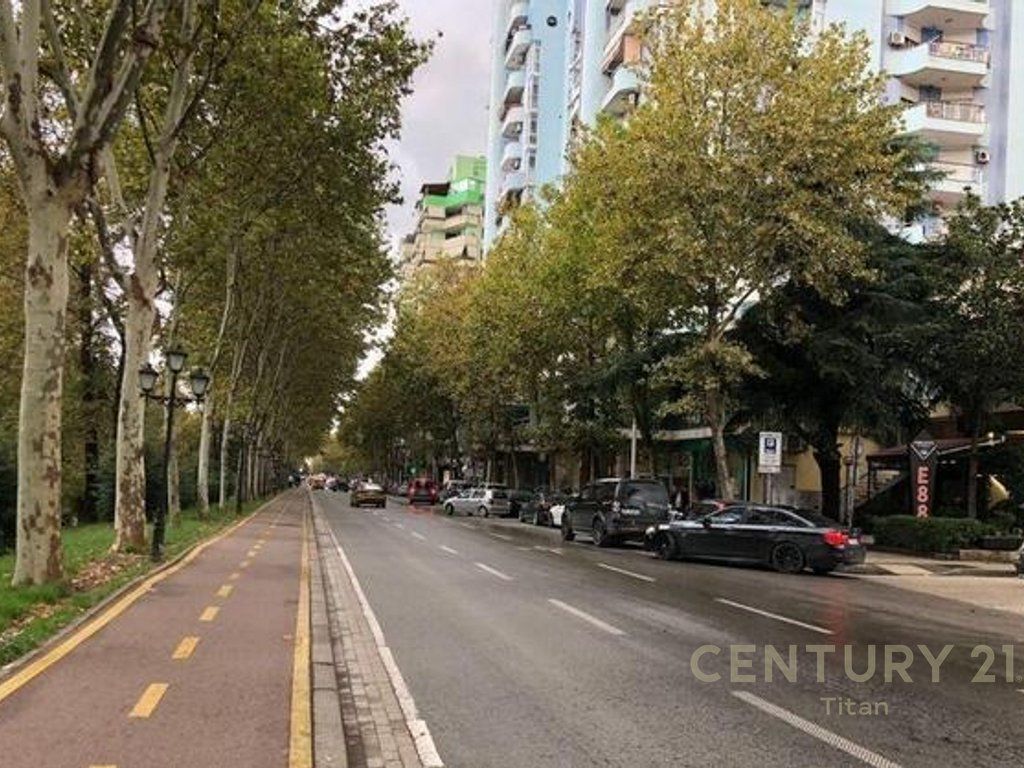 Ambient komercial per qira buze rruge te Ish Ekspozita