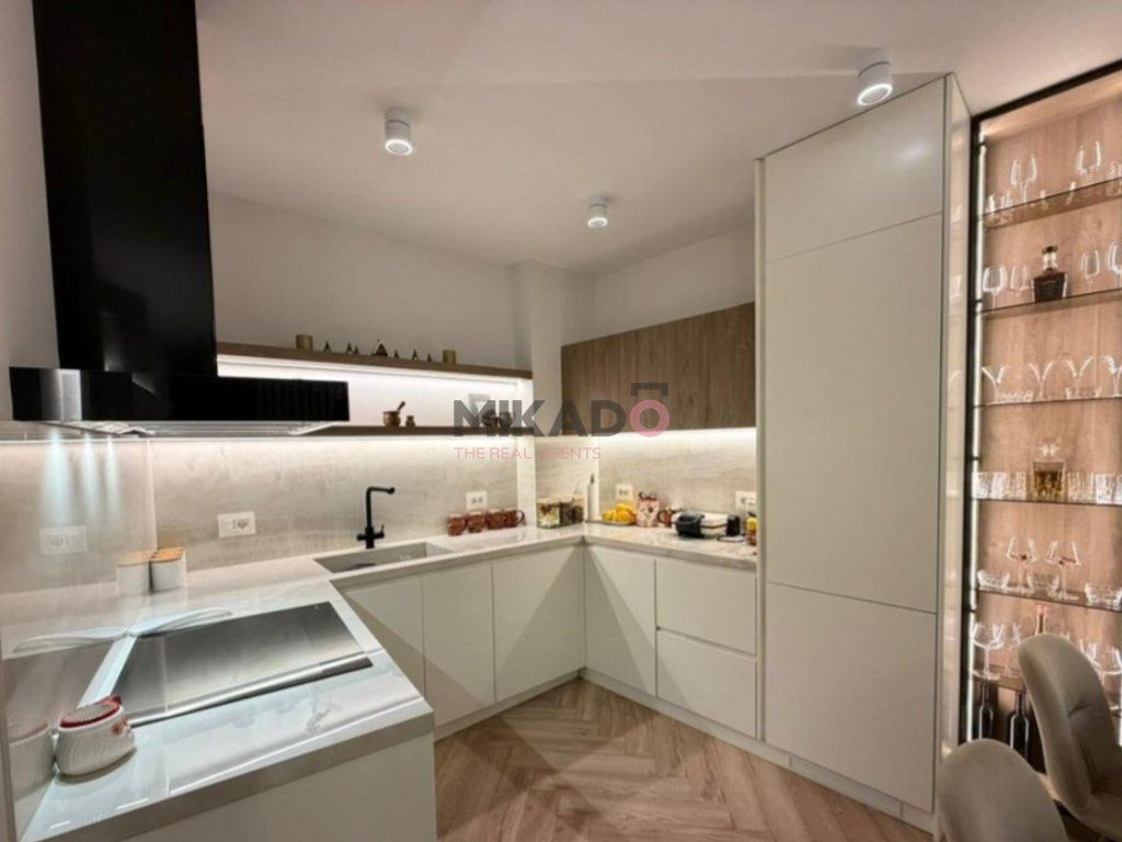 Shitet Apartament 3+1tek Lake View Residence, RRuga Kosovareve!