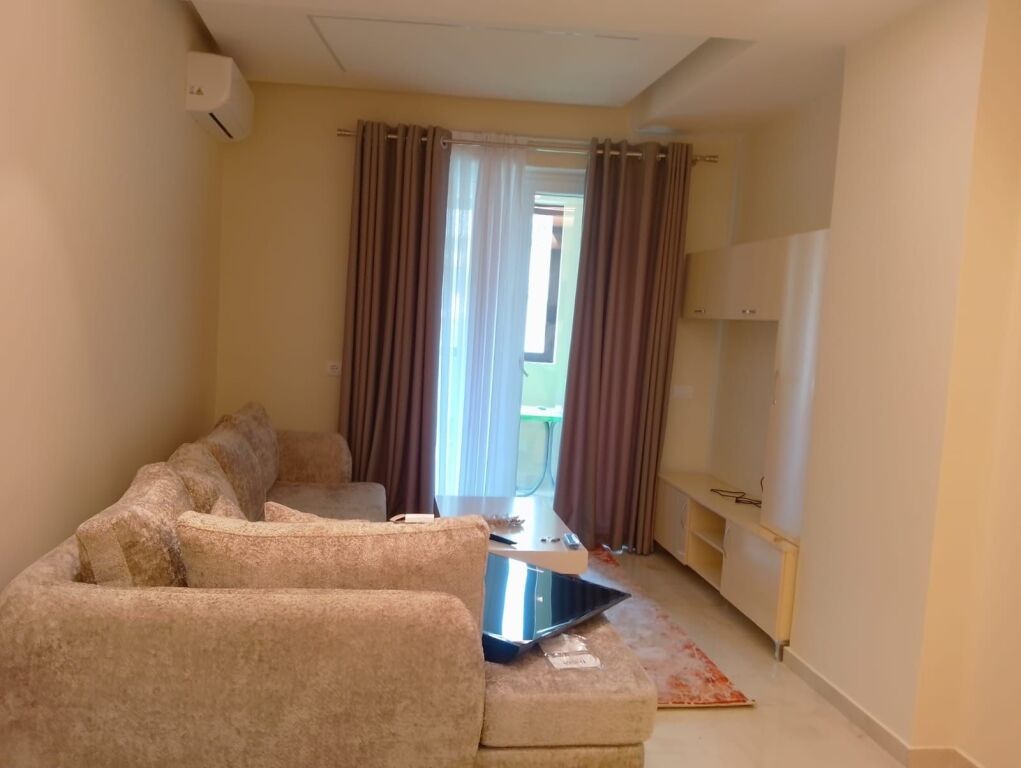 Tek Mjeksia prane rruges Kryesore Amerikan 2 jepet me qera apartament i ri 1+1 i pabanuar menpare!