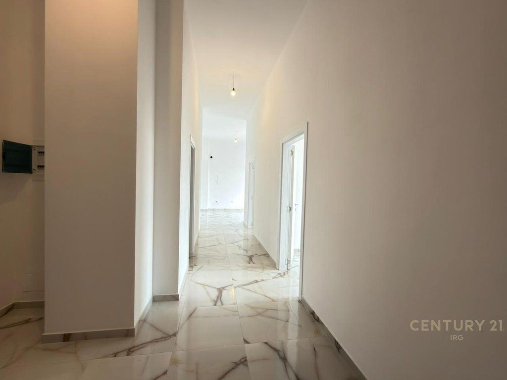 Jepet apartament 3+1+2 per Zyra tek Rruga e Barrikadave!