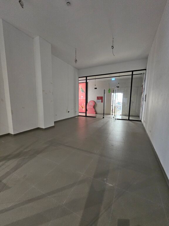 Rruga KAVAJES SHITET DYQAN – GARDEN BUILDING Mundësi fantastike investimi në një nga zonat më elitare të Tiranës, në Rrugën e Kavajës! Ideale për zyra