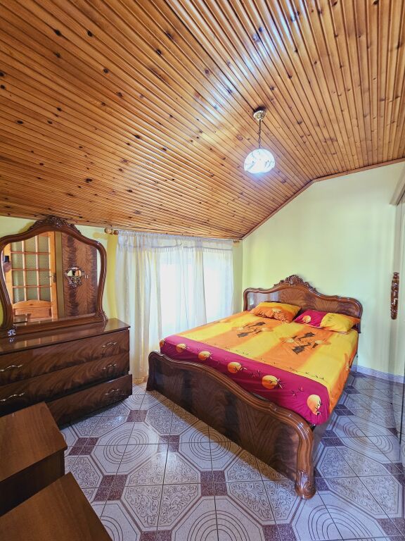 Rruga ELBASANIT pranë XHAMIS TABAKËVE  Jepet me Qera Apt: 1+1  (📍kati 3 shtepi private )  - E mobiluar