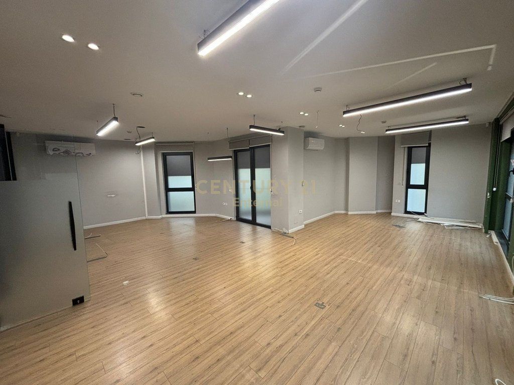 Office for RENT near Skenderbej Square! 315 m+3 Parking spaces