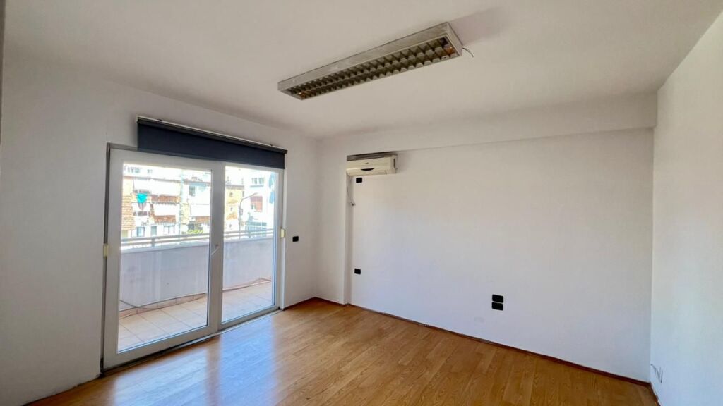 Me Qera: Zyre Moderne me 3 Ambiente Pune Sheshi Wilson (Prane Postes 8) - Kt.3 - 700€/Muaj - S.110m²