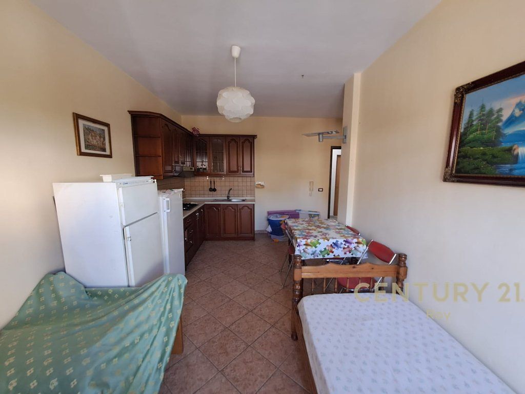 SHITET APARTAMENT NE SHKEMBIN E KAVAJES 50M LARG NGA DETI !!