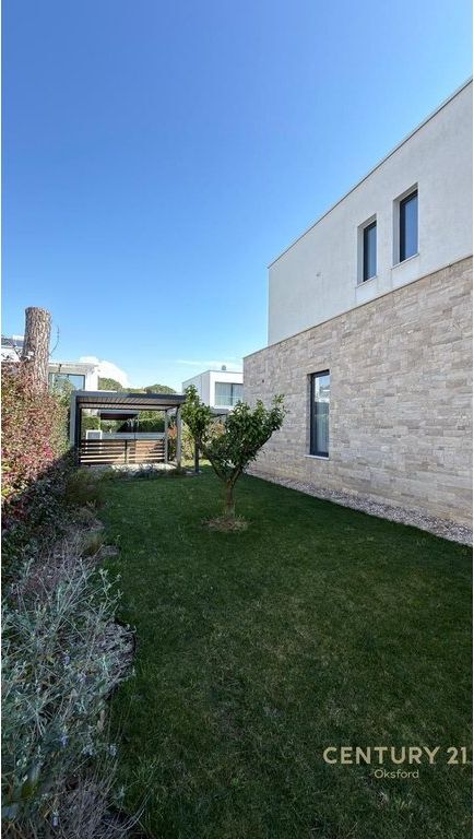 Shesim vilë individuale me pishinë,në rezidencën "San Pietro"!