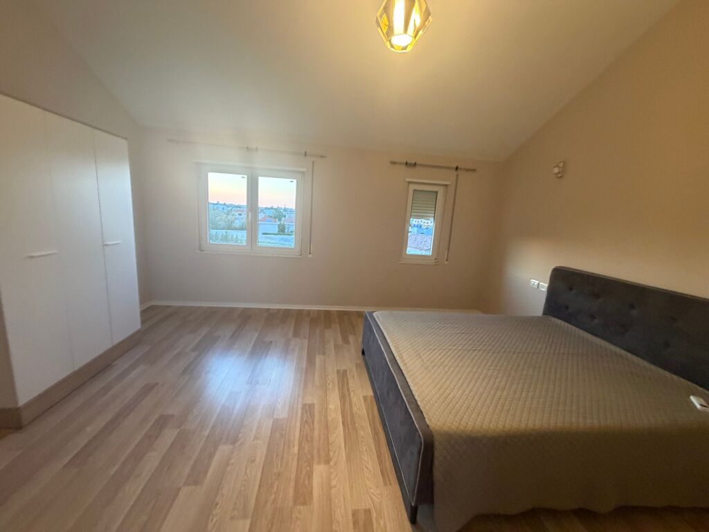 Villa su 3 piani, arredata ad Akachia Hill, Teg, 1500 euro