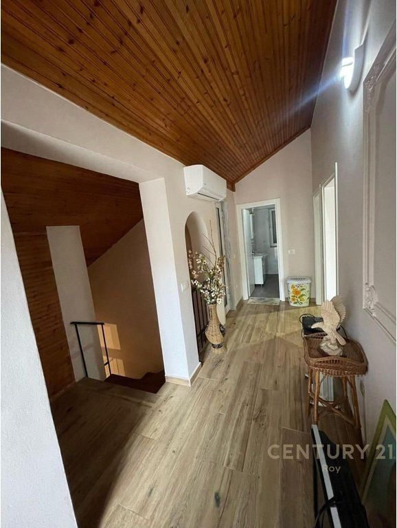 SHITET VILE 4+2 NE GOLEM 150 METRA LARG DETIT!!!