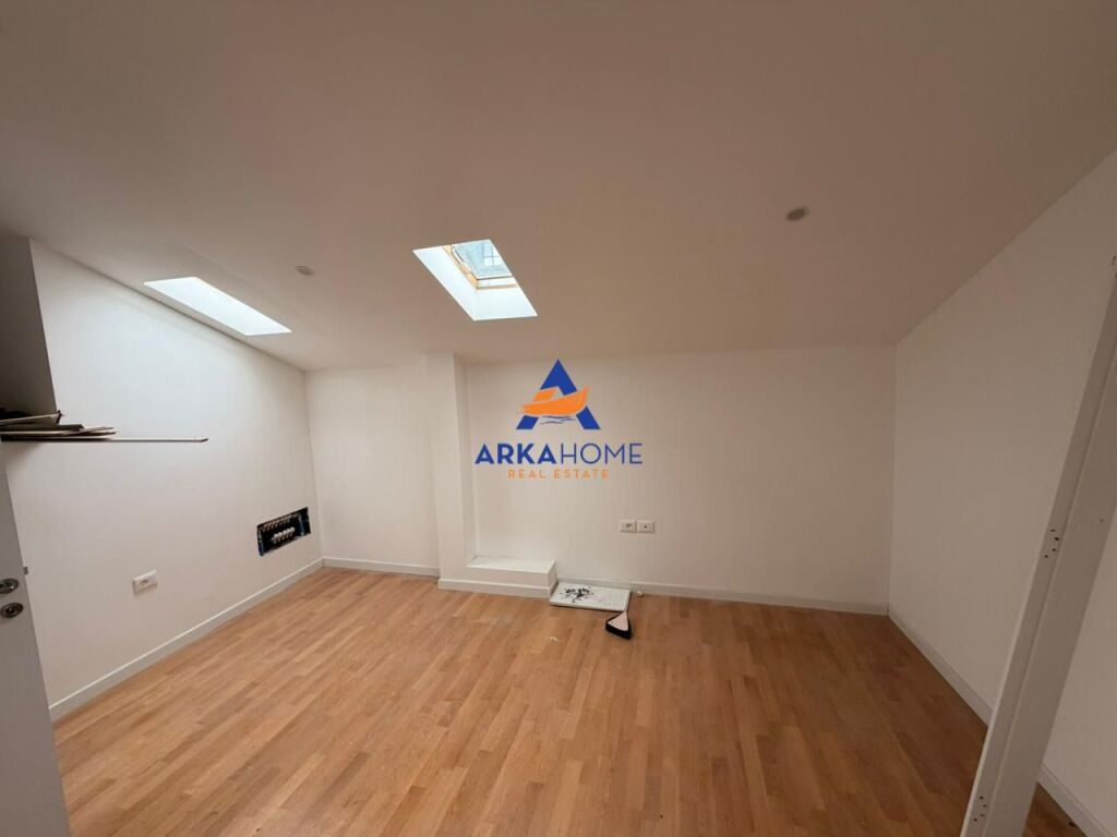 SHITET APARTAMENT 1+1+VERANDË "TE SHKOLLA E KUQE, PAZARI I RI" 140.000 EURO