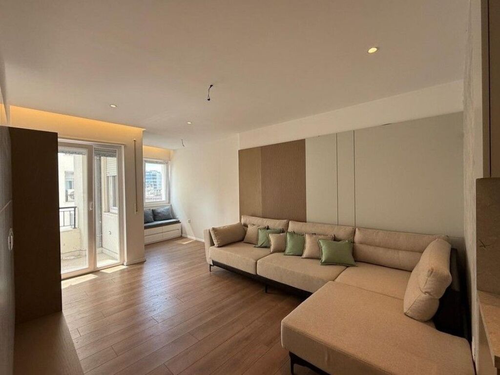 Shitet, Apartament 2+1, Qender, Tiranë