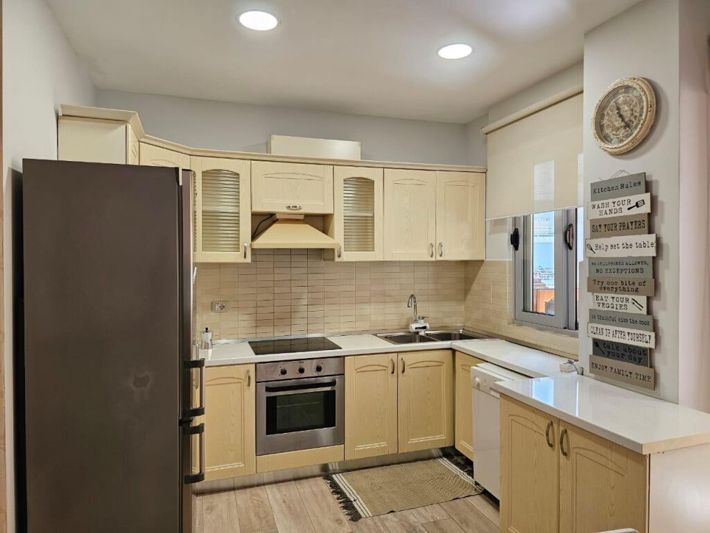 🏢Liqeni i Thate,Rruga Hamdi Sina jepet me qera apartament 2+1+2+post parkimi,i mobiluar 800Euro    