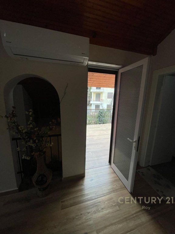 SHITET VILE 4+2 NE GOLEM 150 METRA LARG DETIT!!!