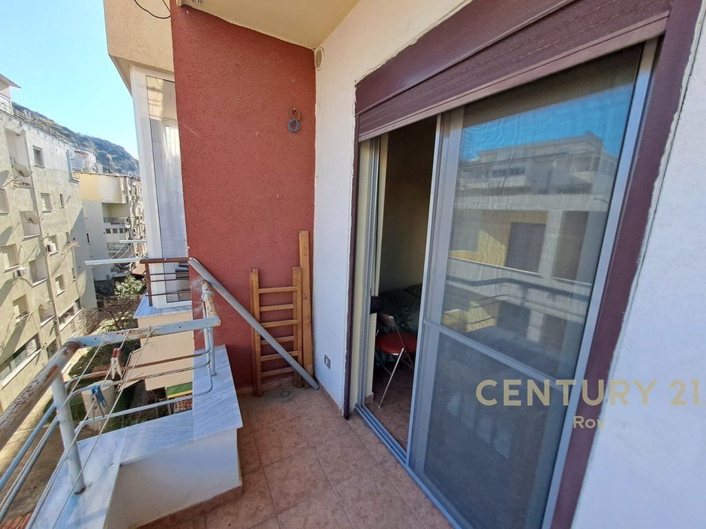 SHITET APARTAMENT NE SHKEMBIN E KAVAJES 50M LARG NGA DETI !!