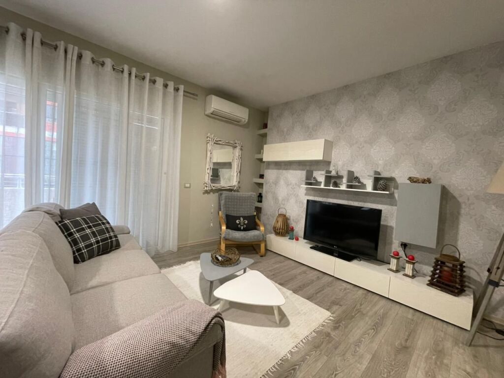 Apartament 2+1 per shitje tek Kristal Center.