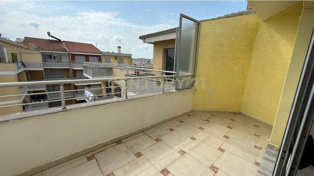 Penthouse Me Pishine 3+2+3+Post Parkimi Për Shitje në Plazh Hekurudha, Durrës| 315 m²
