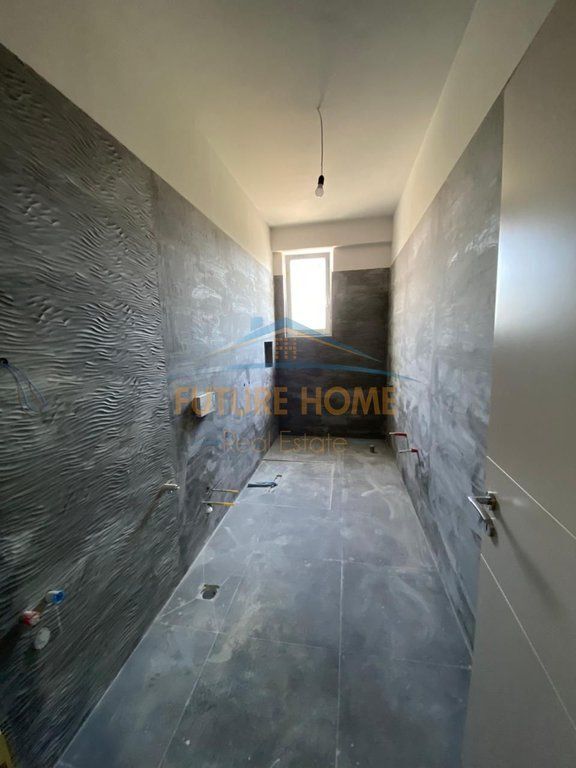 Shitet, Apartament 3+1+2, Komuna e Parisit, Tiranë.