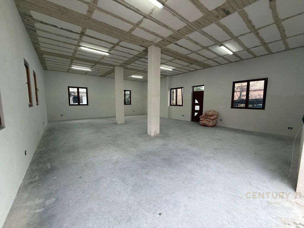 Ambient komercial per qira