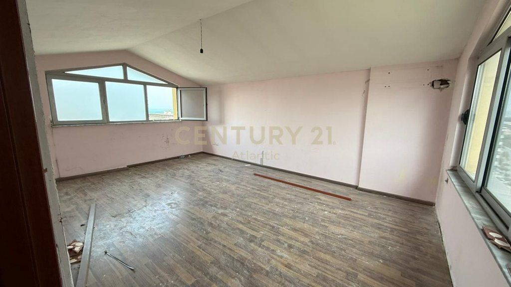 Penthouse Me Pishine 3+2+3+Post Parkimi Për Shitje në Plazh Hekurudha, Durrës| 315 m²