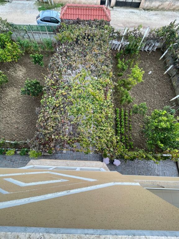 APARTAMENT ME QERA 2+1 SHKOZET PRAN SHKOLLES ISUF FERRA