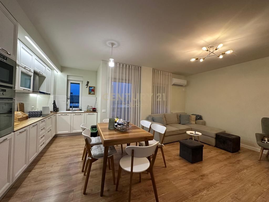 Apartament 2+1+2 per qira tek Kompleksi Kolombo, Liqeni i Thate