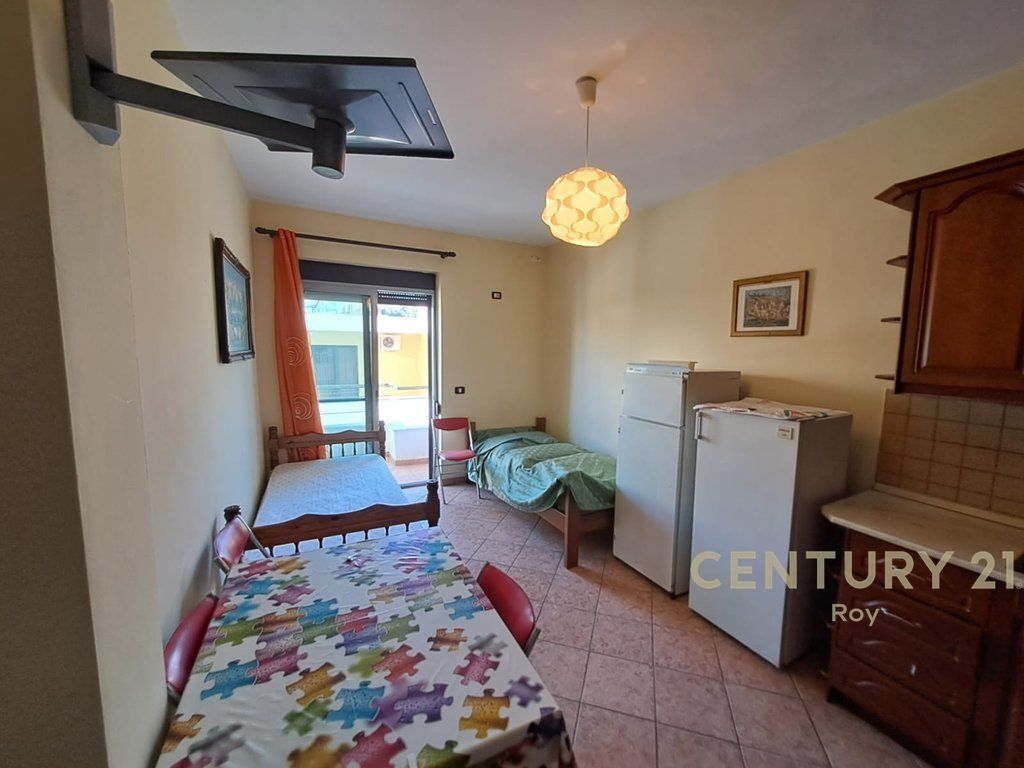 SHITET APARTAMENT NE SHKEMBIN E KAVAJES 50M LARG NGA DETI !!