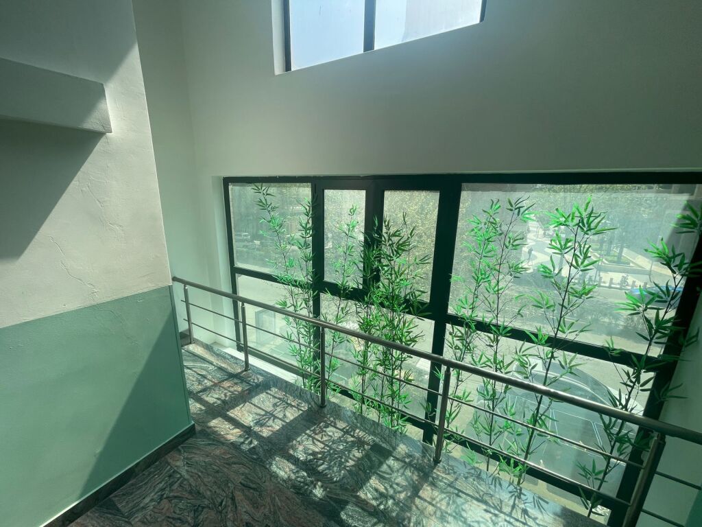 AMBIENT ZYRE 850M2 ME QERA TEK RRUGA E KAVAJES