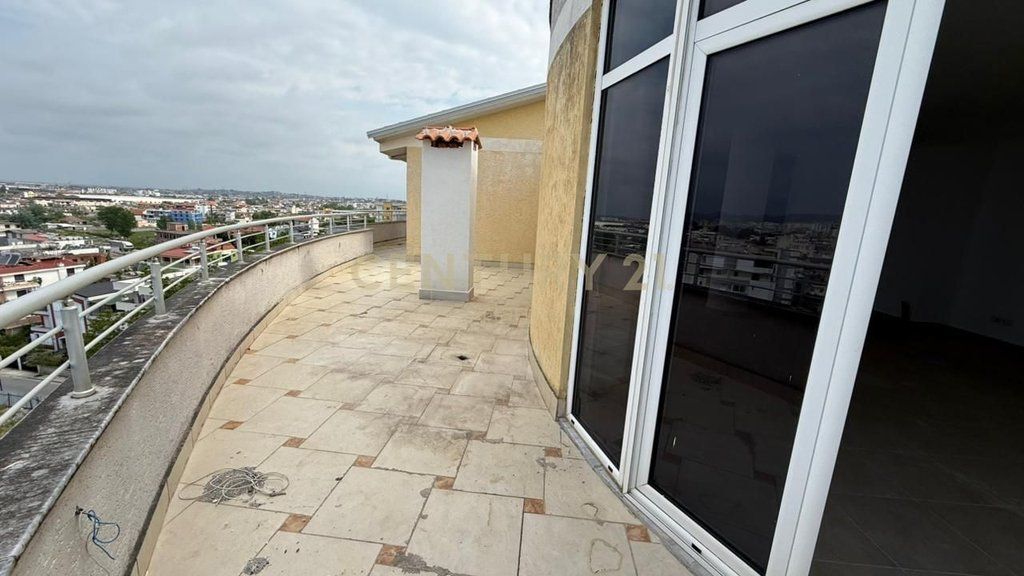 Penthouse Me Pishine 3+2+3+Post Parkimi Për Shitje në Plazh Hekurudha, Durrës| 315 m²