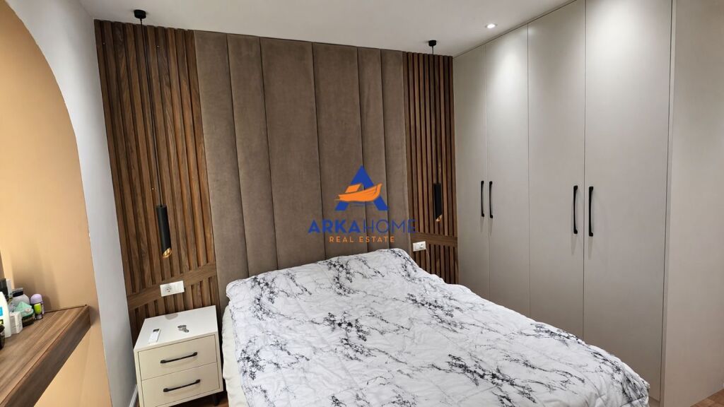 AFFITTASI 2+1 "RR. DËSHMORËT E 4 SHKURTIT, VICINO A PETRO NINI LUARASI" 1000 EURO