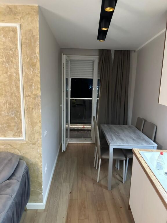 Appartamento 1+1 + posto auto in affitto a Selitë molto vicino a Unaza e Madhe